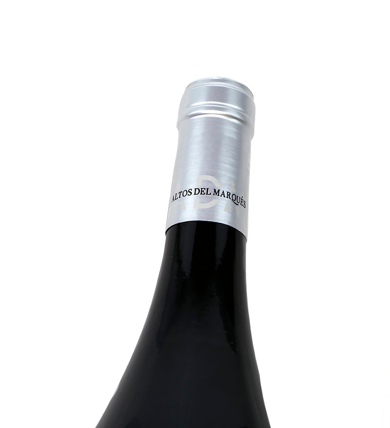 Detalle de la cápsula plateada del vino tinto ADM Crianza 2022 de Altos del Marqués.